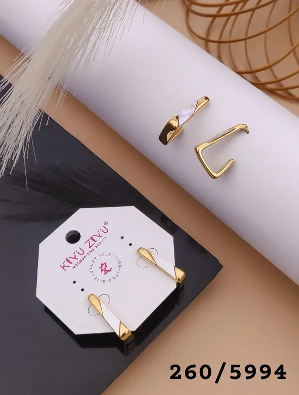Elegant_Gold-Plated_Mismatched_Earrings_Set_-_Modern_Asymmetric_Design