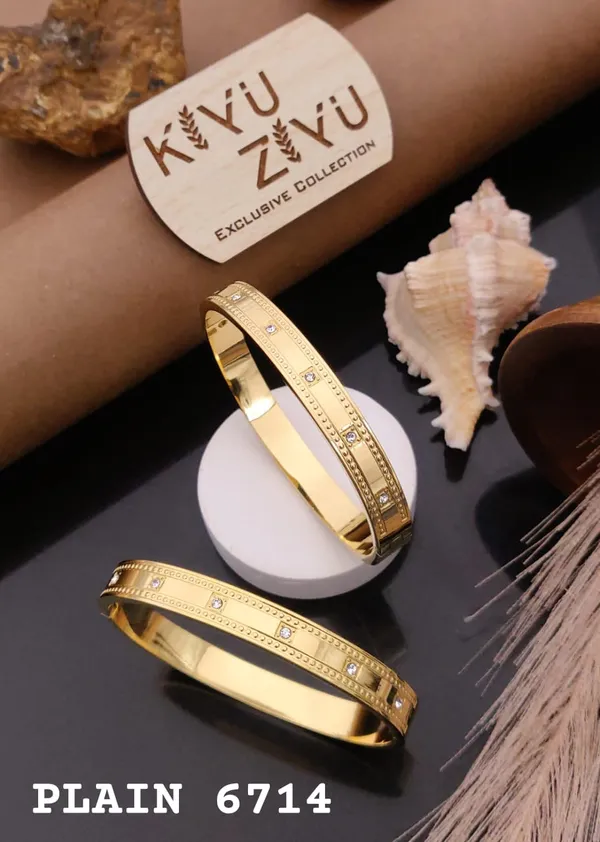 Kivu_Zivu_Exclusive_Collection_Gold-Plated_Studded_Bracelet