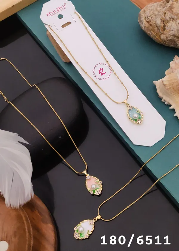 Elegant_Jade_Stone_Pendant_Necklace_With_Gold_Chain