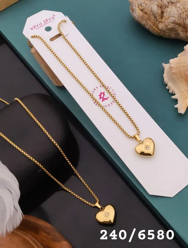 Gold_Heart_Pendant_Necklace_With_Star_Accent