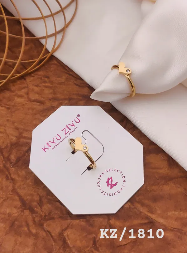 Elegant_Square_Stone_Gold-Toned_Ring_With_Crystal_Accent