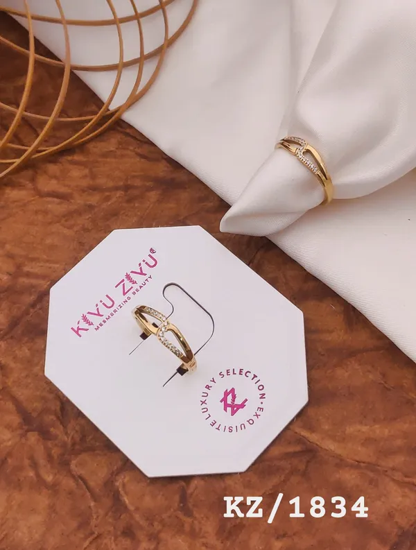 Elegant_Zirconia-Studded_Gold-Toned_Adjustable_Ring