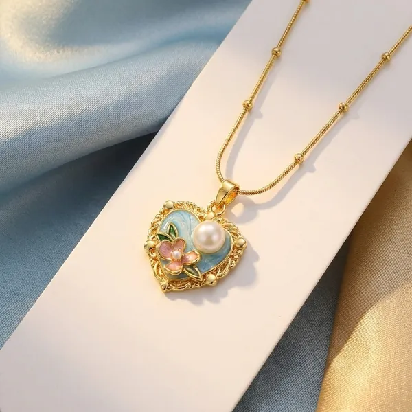 Elegant_Heart-Shaped_Crystal_Pendant_Necklace_With_Gold_Chain