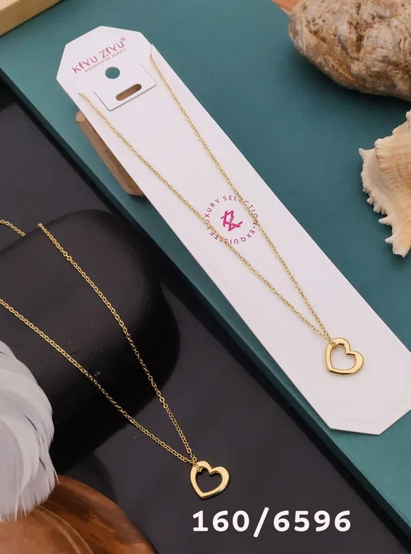 Elegant_Heart_Pendant_Gold-Tone_Necklace