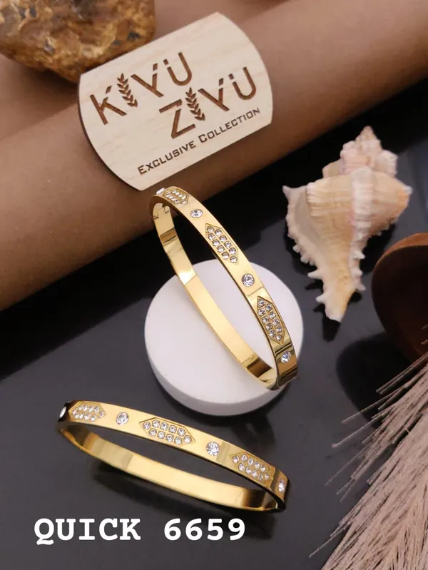 Kyuzu_Exclusive_Collection_Gold-Toned_Crystal_Embellished_Bracelet