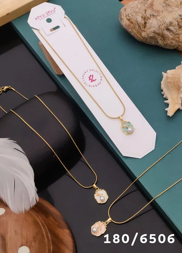 Elegant_Pearl_Pendant_Gold_Chain_Necklace_-_Delicate_Everyday_Jewelry
