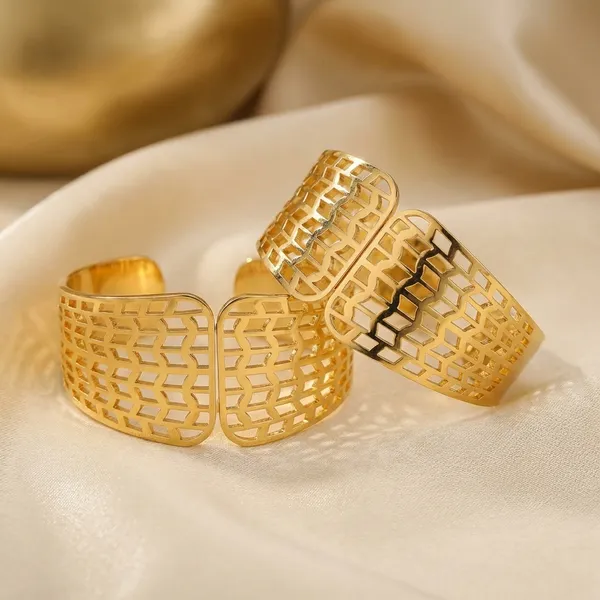 Kiyu_Zeyu_Exclusive_Collection_Gold-Plated_Lattice_Design_Cuff_Bracelet_(Model_6673)