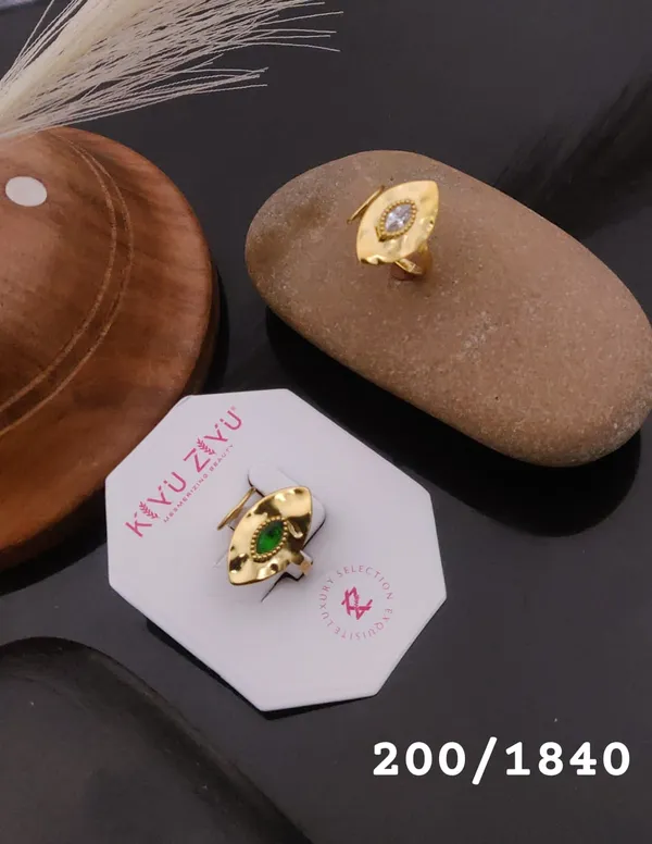 Gold-Plated_Elegant_Ring_With_Gemstone_Accents