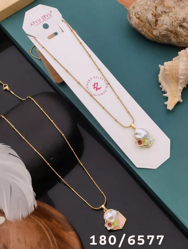 Elegant_Pearl_Shell_Pendant_Necklace_With_Delicate_Gold_Chain