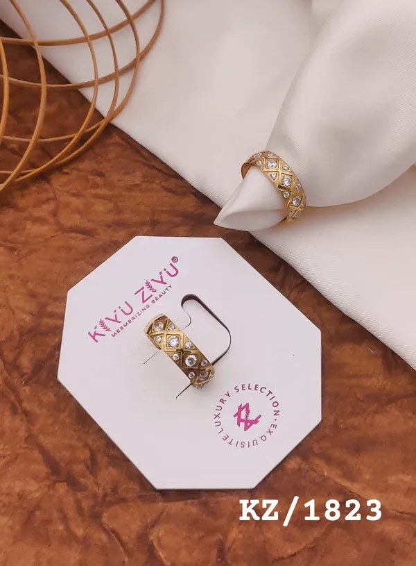 Elegant_Gold-Toned_Crystal_Ring_Set