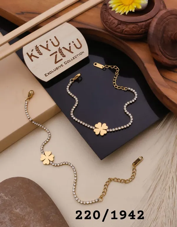 Elegant_Clover_Charm_Bracelet_With_Crystal_Chain