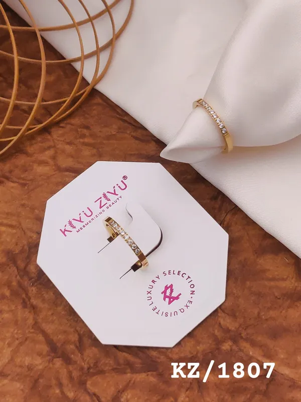 Elegant_Gold-Toned_Ring_With_Crystal_Accents