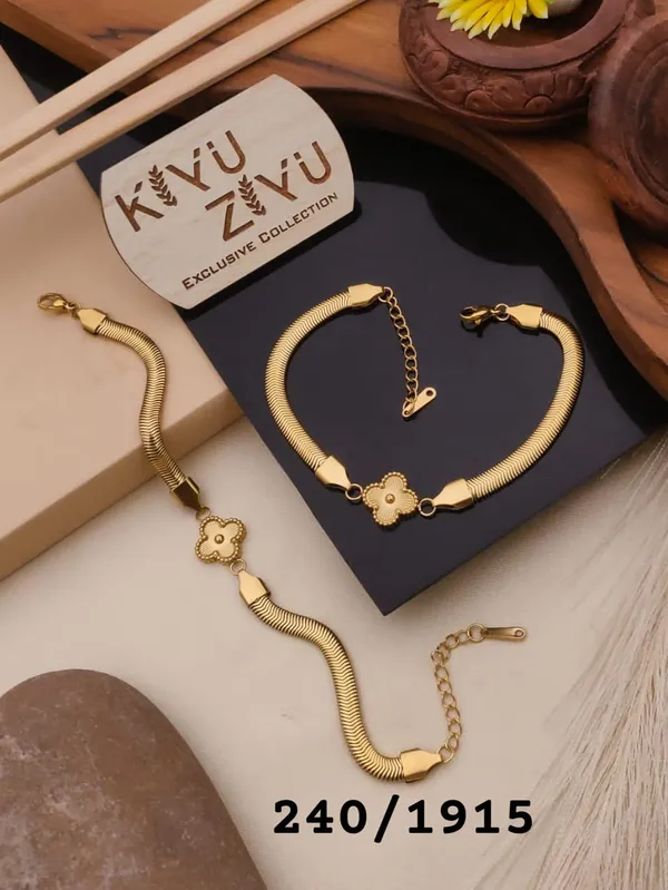 Kyu_Zyu_Exclusive_Collection_Gold-Tone_Clover_Bracelet