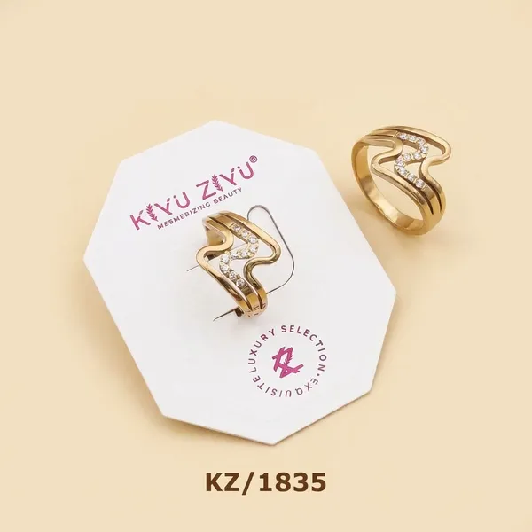 Stylish_Golden_Wavy_Ring_With_Crystal_Embellishments