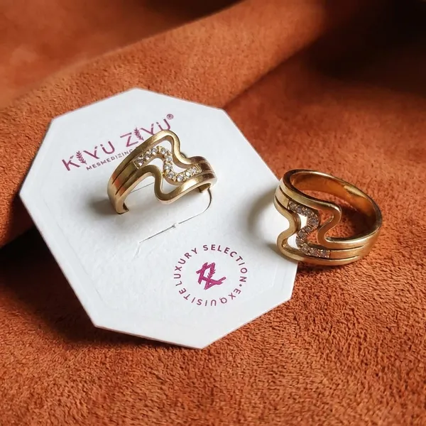 Stylish_Golden_Wavy_Ring_With_Crystal_Embellishments