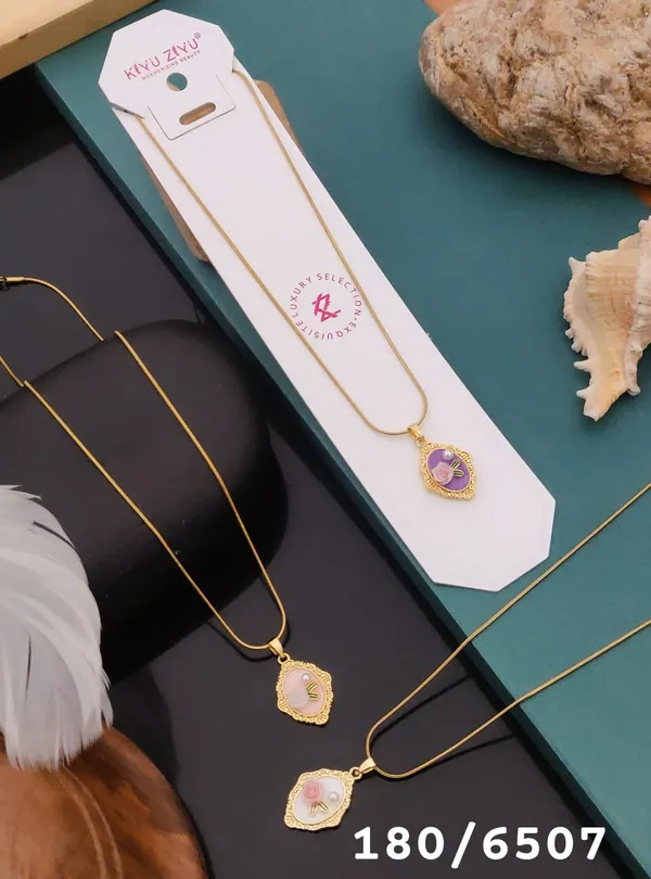 Elegant_Heart-Shaped_Stone_Pendant_Necklace_With_Delicate_Gold_Chain