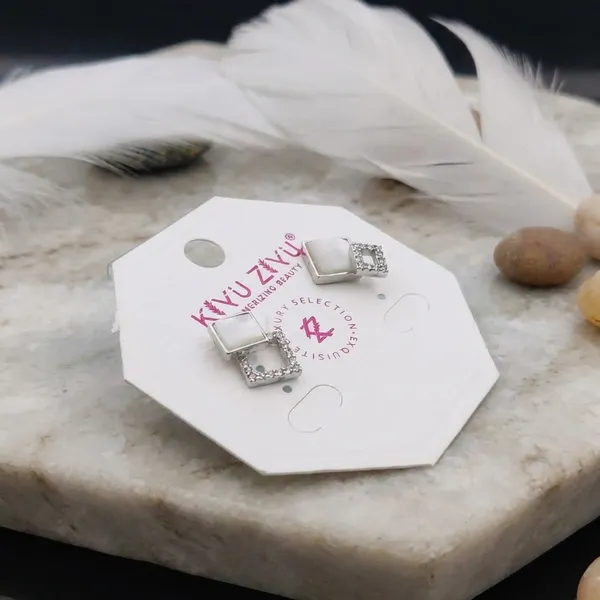 Elegant_Gold-Tone_Square_Stud_Earrings_With_Crystal_Detailing
