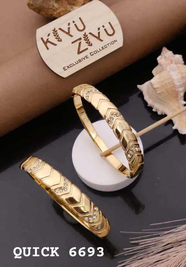 Kyu_Zyu_Exclusive_Collection_Gold-Tone_Chevron_Bangle_Set