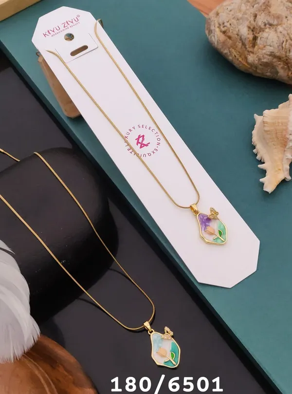 Elegant_Teardrop_Crystal_Pendant_Necklace_with_Leaf_Detail
