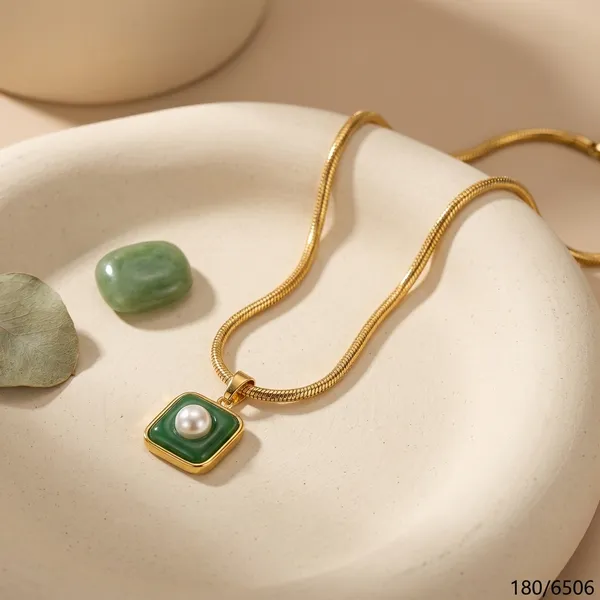 Elegant_Pearl_Pendant_Gold_Chain_Necklace_-_Delicate_Everyday_Jewelry