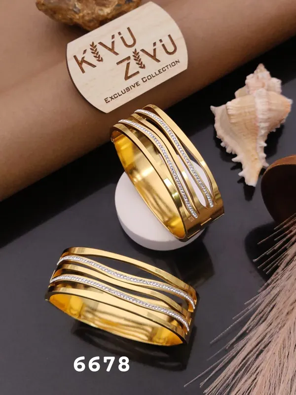 Kiyu_Ziyu_Exclusive_Collection_Gold-Toned_Bangle_Set_With_Crystal_Embellishments_(Model_6678)