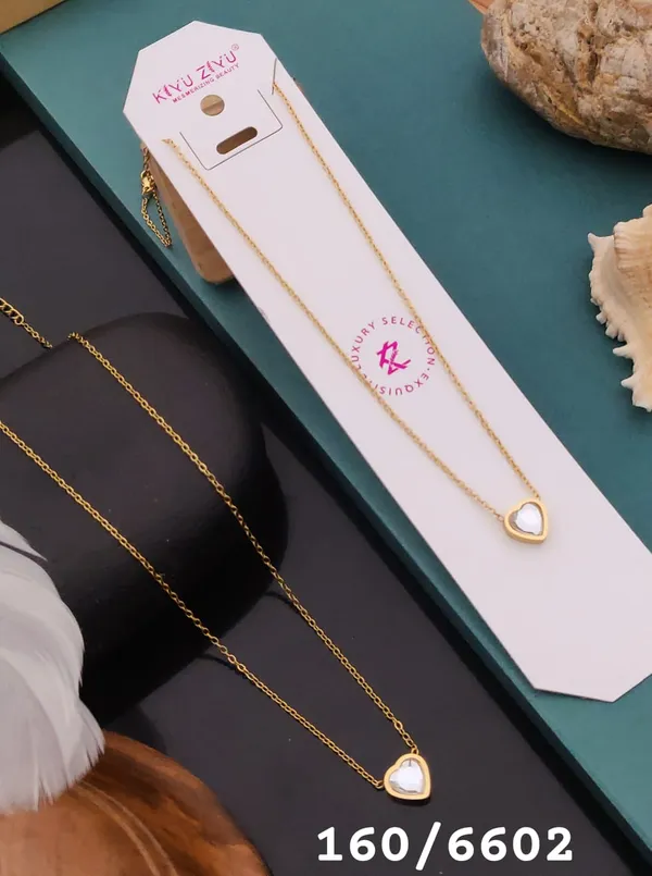 Heart-Shaped_White_Stone_Pendant_Necklace_With_Gold_Chain