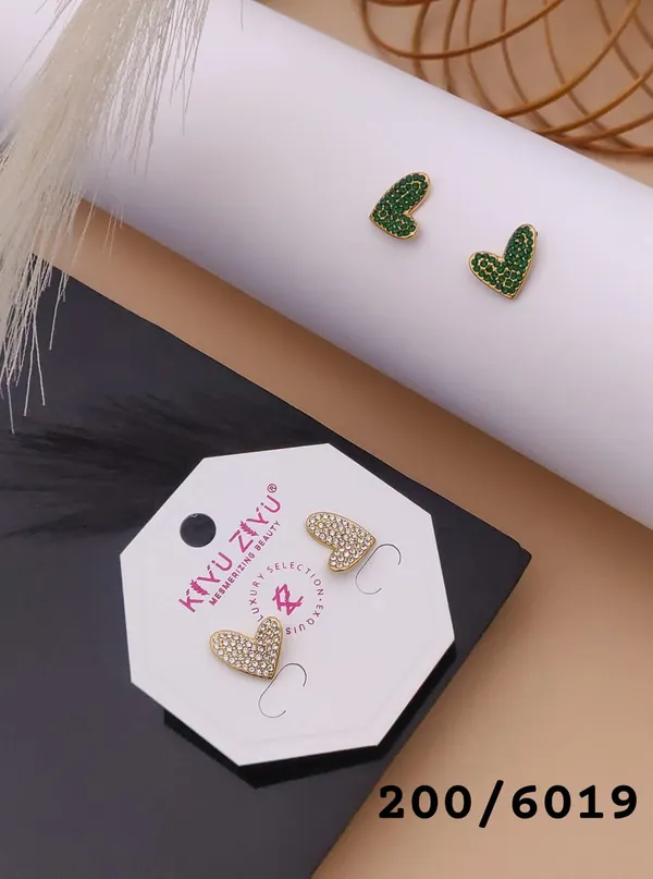 Sparkling_Green_Heart_Stud_Earrings_With_Rhinestone_Detailing