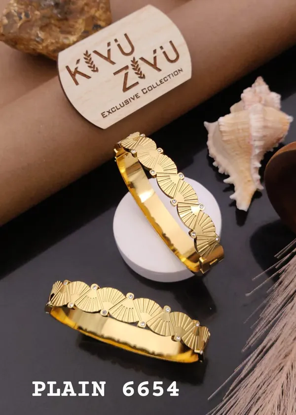 Kiyu_Ziyu_Exclusive_Collection_Textured_Gold_Bangles_-_Plain_6654