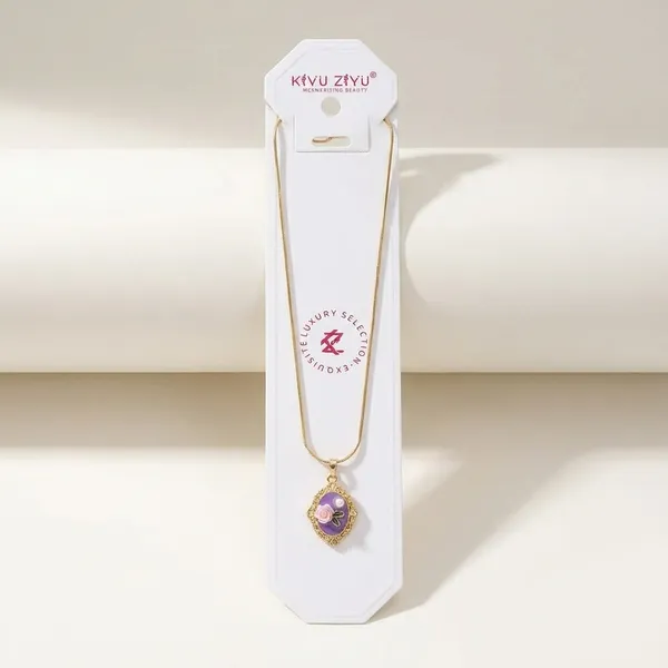 Elegant_Heart-Shaped_Stone_Pendant_Necklace_With_Delicate_Gold_Chain