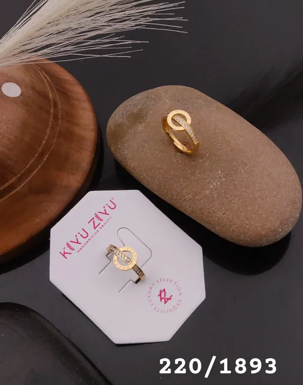 Gold-Toned_Circular_Link_Ring_With_Crystal_Accent
