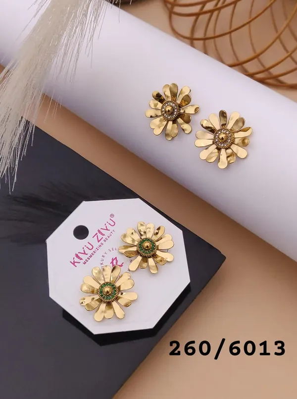 Gold-Toned_Flower_Stud_Earrings_With_Crystal_Center
