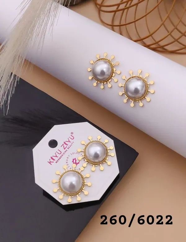 Elegant_Sun_Burst_Pearl_Stud_Earrings_-_Gold_Plated