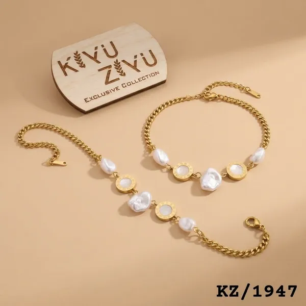 Kiyu_Exclusive_Pearl_And_Gold_Disc_Bracelet_Set_(Set_Of_2)