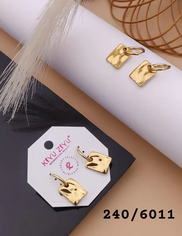 Gold-Toned_Geometric_Wavy_Stud_Earrings