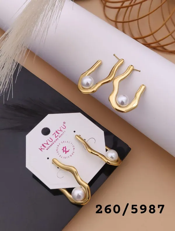 Elegant_Gold-Tone_Pearl_Drop_Earrings