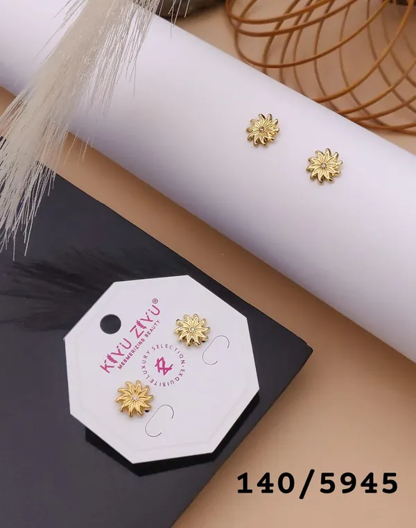 Golden_Flower_Stud_Earrings
