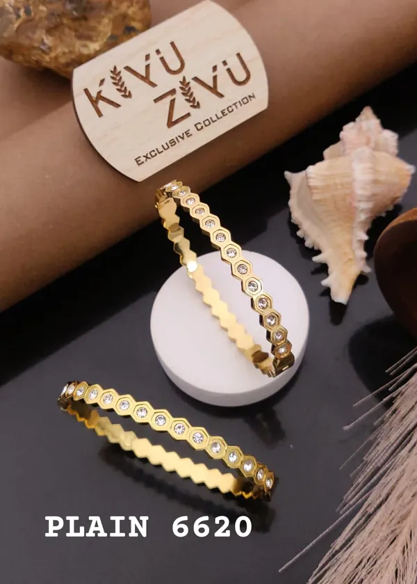 Kiyu_Ziyu_Exclusive_Collection_Gold-Toned_Scalloped_Bracelet_Set_With_Crystal_Embellishments_-_Plain_6620