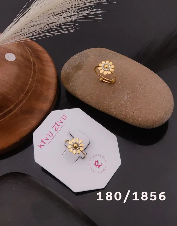 Elegant_Gold-Tone_Flower_Ring_With_Pearl_Center