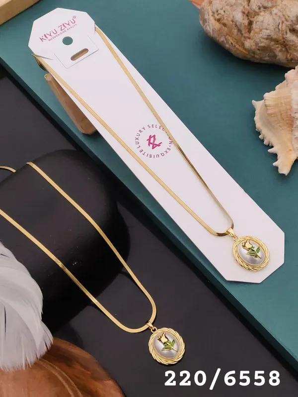Exquisite_Gold-Toned_Star_Pendant_Necklace_With_Delicate_Chain