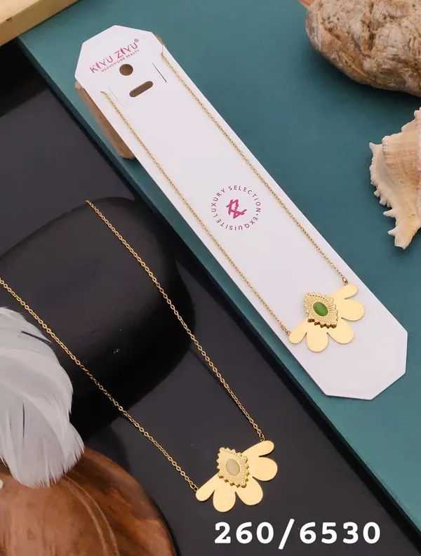 Sparkling_Flower_Pendant_Necklace_With_Gold_Chain