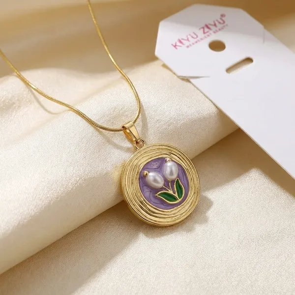 Elegant_Gold-Tone_Pendant_Necklace_With_Colorful_Crystal_Accent