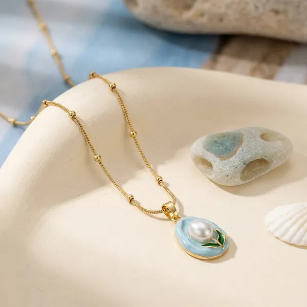 Shell_Pearl_Pendant_Necklace_With_Gold_Chain