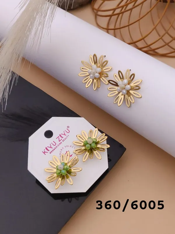 Golden_Daisy_Flower_Stud_Earrings_With_Pearl_Center