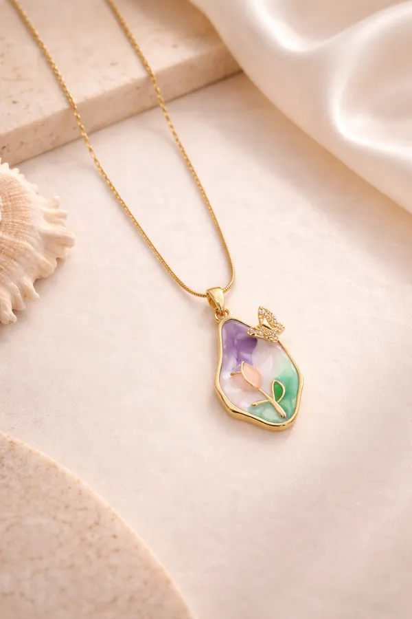 Elegant_Teardrop_Crystal_Pendant_Necklace_with_Leaf_Detail
