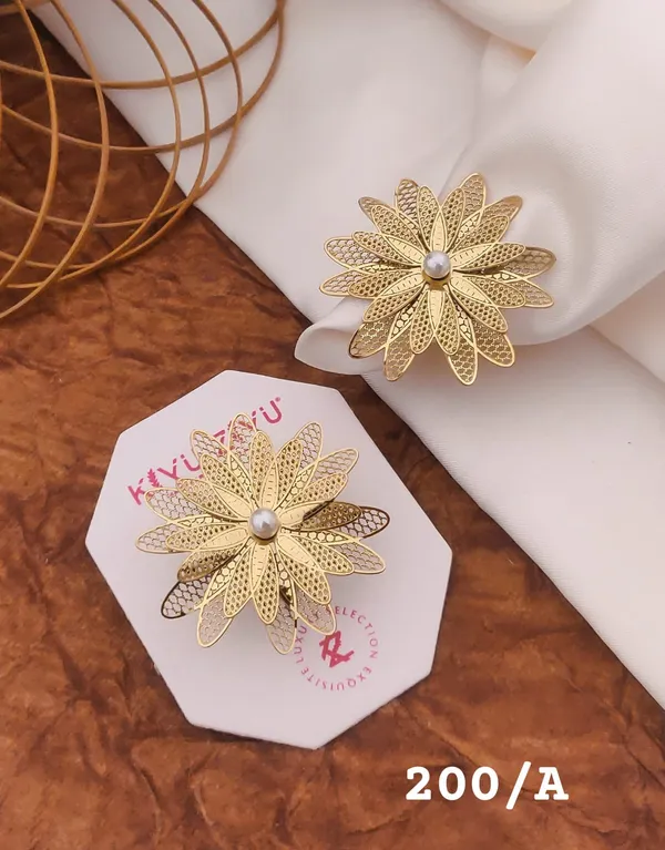 Golden_Filigree_Flower_Brooch_With_Pearl_Center