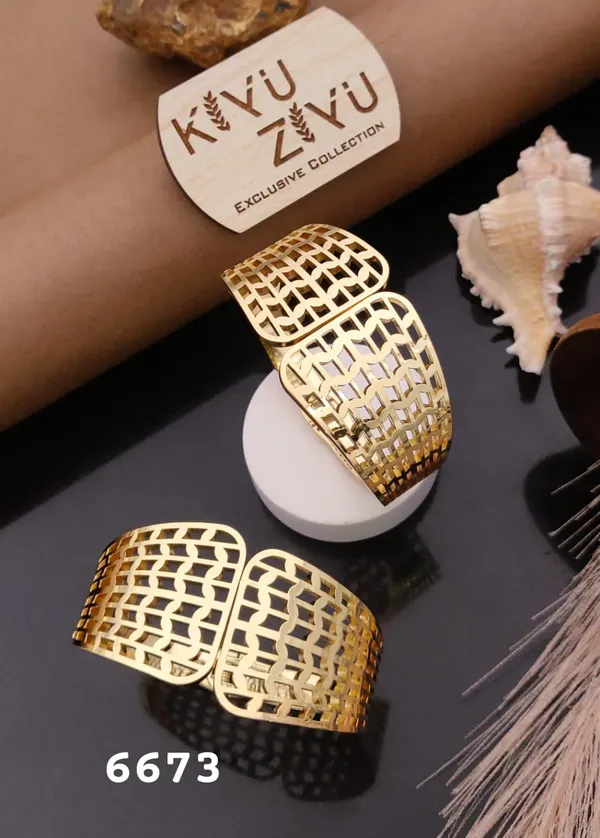 Kiyu_Zeyu_Exclusive_Collection_Gold-Plated_Lattice_Design_Cuff_Bracelet_(Model_6673)