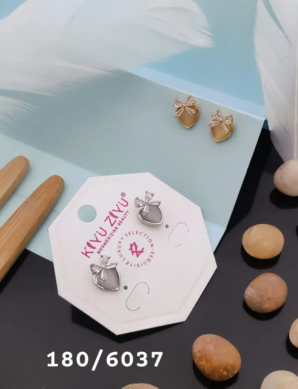 Cute_Cat-Shaped_Stud_Earrings_With_Crystal_Bow