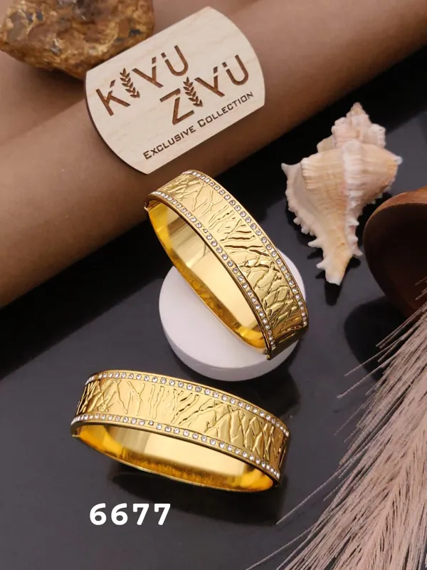 Kiyu_Zyu_Exclusive_Collection_Gold-Toned_Textured_Bangle_Pair_With_Crystal_Embellishments