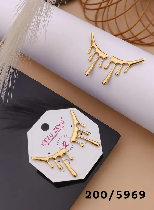 Gold-Toned_Dripping_Eyelash_Stud_Earrings