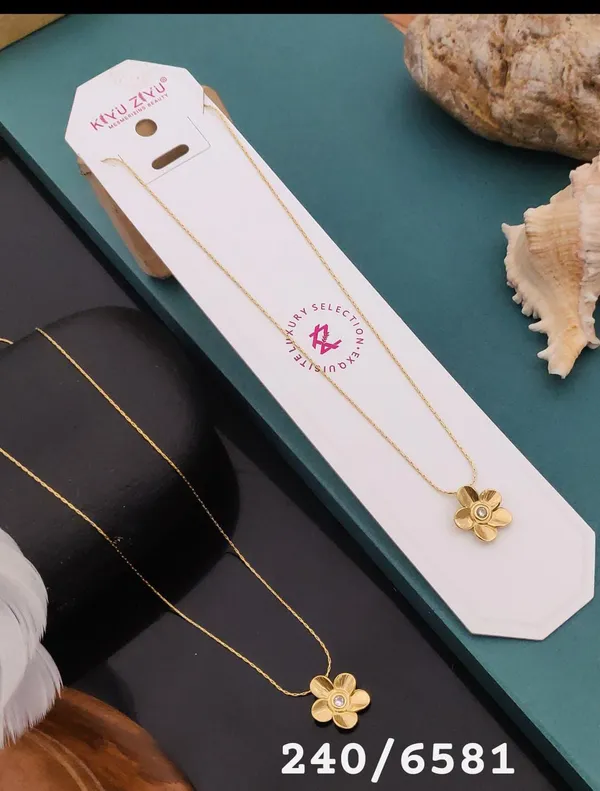 Delicate_Gold-Tone_Flower_Pendant_Necklace_With_Crystal_Accent